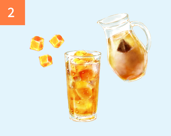 凍らせたジャムをグラスに入れ、水出しアイスティーを注ぐ様子