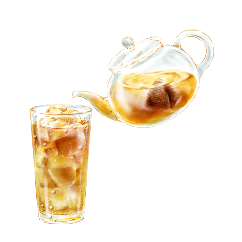 氷の入ったグラスに紅茶を注ぐ様子